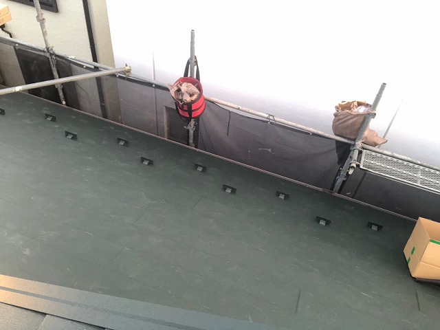 スレート屋根から横暖ルーフを使った屋根カバー工事を行いました！川口市屋根カバー工事　横暖ルーフαｓ　ニチハ　センタールーフ　スレートボロボロ　ガルバリウム鋼板　