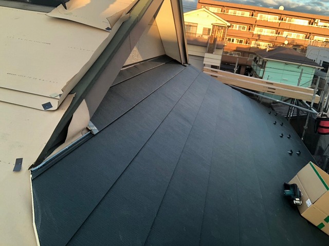 スレート屋根から横暖ルーフを使った屋根カバー工事を行いました！川口市屋根カバー工事　横暖ルーフαｓ　ニチハ　センタールーフ　スレートボロボロ　ガルバリウム鋼板　