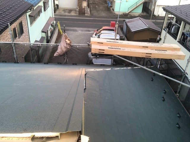 スレート屋根から横暖ルーフを使った屋根カバー工事を行いました！川口市屋根カバー工事　横暖ルーフαｓ　ニチハ　センタールーフ　スレートボロボロ　ガルバリウム鋼板　