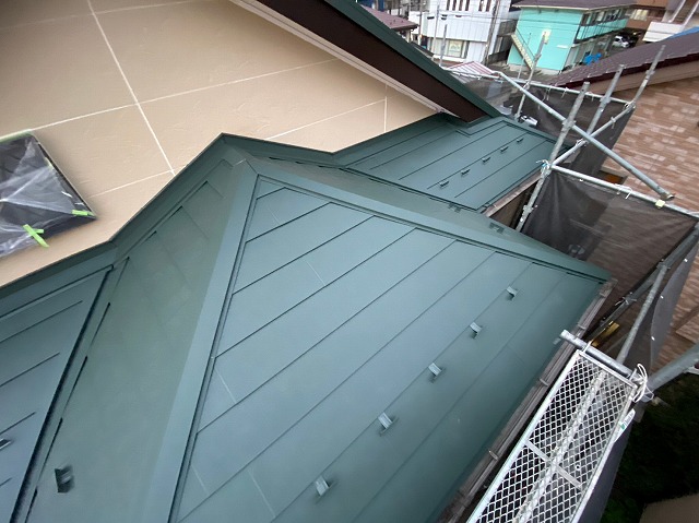 スレート屋根から横暖ルーフを使った屋根カバー工事を行いました！川口市屋根カバー工事　横暖ルーフαｓ　ニチハ　センタールーフ　スレートボロボロ　ガルバリウム鋼板　