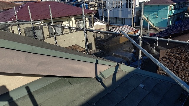 スレート屋根から横暖ルーフを使った屋根カバー工事を行いました！川口市屋根カバー工事　横暖ルーフαｓ　ニチハ　センタールーフ　スレートボロボロ　ガルバリウム鋼板　