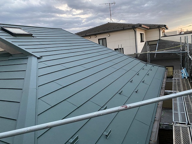 スレート屋根から横暖ルーフを使った屋根カバー工事を行いました！川口市屋根カバー工事　横暖ルーフαｓ　ニチハ　センタールーフ　スレートボロボロ　ガルバリウム鋼板　