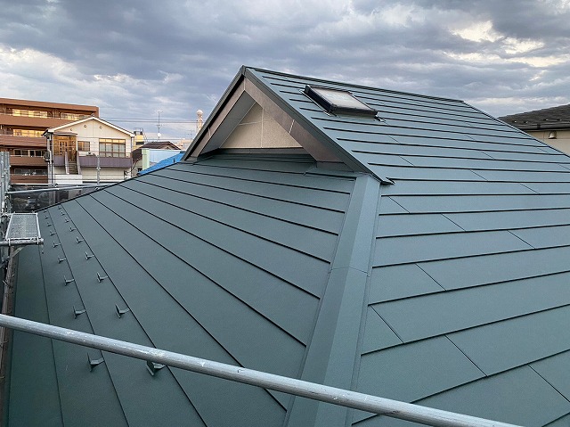スレート屋根から横暖ルーフを使った屋根カバー工事を行いました！川口市屋根カバー工事　横暖ルーフαｓ　ニチハ　センタールーフ　スレートボロボロ　ガルバリウム鋼板　