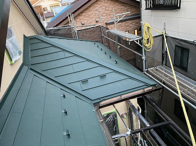 スレート屋根から横暖ルーフを使った屋根カバー工事を行いました！川口市屋根カバー工事　横暖ルーフαｓ　ニチハ　センタールーフ　スレートボロボロ　ガルバリウム鋼板　