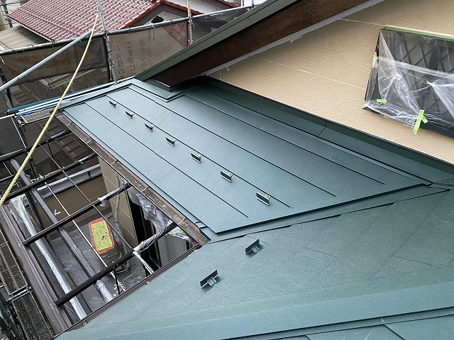 スレート屋根から横暖ルーフを使った屋根カバー工事を行いました！川口市屋根カバー工事　横暖ルーフαｓ　ニチハ　センタールーフ　スレートボロボロ　ガルバリウム鋼板　