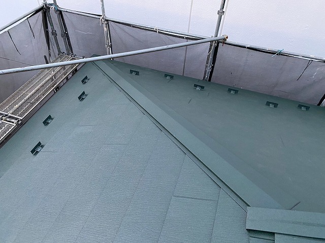 スレート屋根から横暖ルーフを使った屋根カバー工事を行いました！川口市屋根カバー工事　横暖ルーフαｓ　ニチハ　センタールーフ　スレートボロボロ　ガルバリウム鋼板　