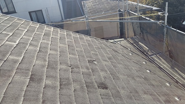 スレート屋根から横暖ルーフを使った屋根カバー工事を行いました！川口市屋根カバー工事　横暖ルーフαｓ　ニチハ　センタールーフ　スレートボロボロ　ガルバリウム鋼板　