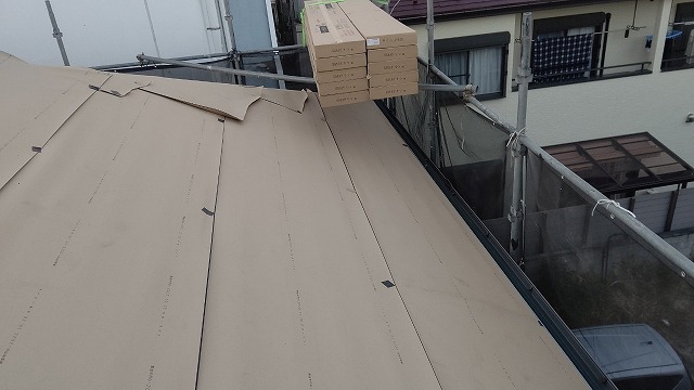 スレート屋根から横暖ルーフを使った屋根カバー工事を行いました！川口市屋根カバー工事　横暖ルーフαｓ　ニチハ　センタールーフ　スレートボロボロ　ガルバリウム鋼板　