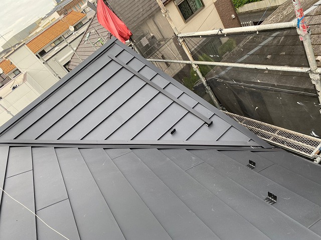 スレート屋根から横暖ルーフを使った屋根カバー工事を行いました！川口市屋根カバー工事　横暖ルーフαｓ　ニチハ　センタールーフ　スレートボロボロ　ガルバリウム鋼板　