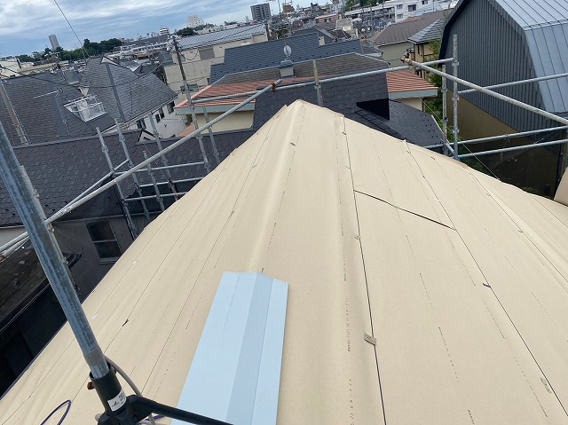 スレート屋根から横暖ルーフを使った屋根カバー工事を行いました！川口市屋根カバー工事　横暖ルーフαｓ　ニチハ　センタールーフ　スレートボロボロ　ガルバリウム鋼板　