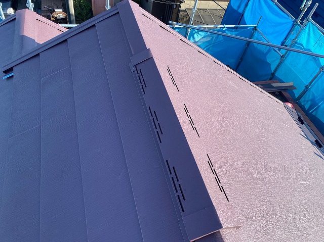 スレート屋根から横暖ルーフを使った屋根カバー工事を行いました！川口市屋根カバー工事　横暖ルーフαｓ　ニチハ　センタールーフ　スレートボロボロ　ガルバリウム鋼板　