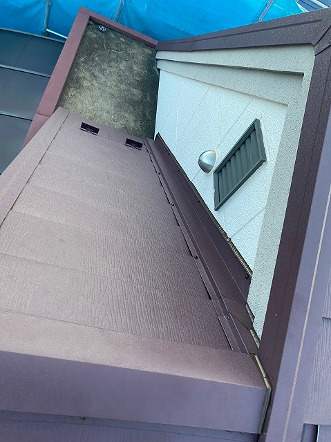 スレート屋根から横暖ルーフを使った屋根カバー工事を行いました！川口市屋根カバー工事　横暖ルーフαｓ　ニチハ　センタールーフ　スレートボロボロ　ガルバリウム鋼板　