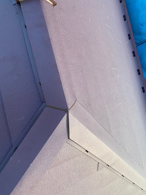 スレート屋根から横暖ルーフを使った屋根カバー工事を行いました！川口市屋根カバー工事　横暖ルーフαｓ　ニチハ　センタールーフ　スレートボロボロ　ガルバリウム鋼板　