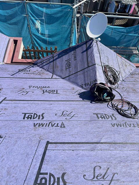 スレート屋根から横暖ルーフを使った屋根カバー工事を行いました！川口市屋根カバー工事　横暖ルーフαｓ　ニチハ　センタールーフ　スレートボロボロ　ガルバリウム鋼板　