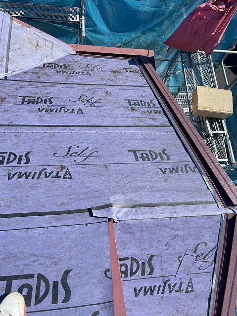 スレート屋根から横暖ルーフを使った屋根カバー工事を行いました！川口市屋根カバー工事　横暖ルーフαｓ　ニチハ　センタールーフ　スレートボロボロ　ガルバリウム鋼板　