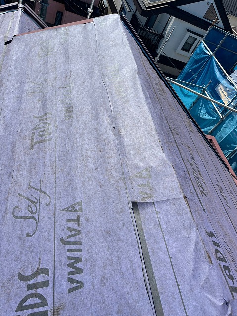 スレート屋根から横暖ルーフを使った屋根カバー工事を行いました！川口市屋根カバー工事　横暖ルーフαｓ　ニチハ　センタールーフ　スレートボロボロ　ガルバリウム鋼板　