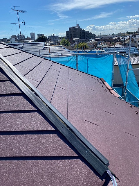 スレート屋根から横暖ルーフを使った屋根カバー工事を行いました！川口市屋根カバー工事　横暖ルーフαｓ　ニチハ　センタールーフ　スレートボロボロ　ガルバリウム鋼板　