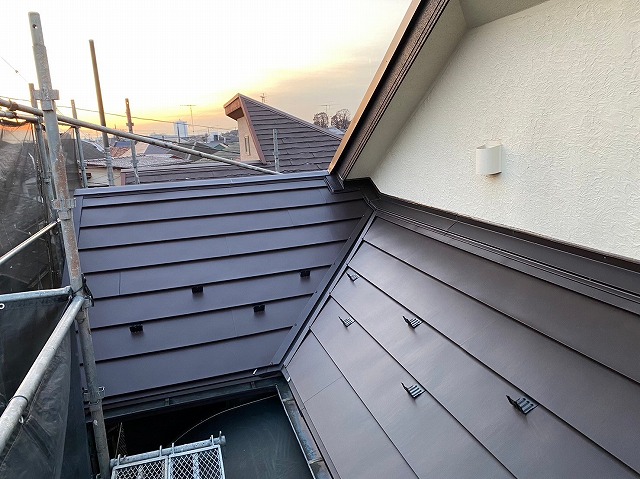 スレート屋根から横暖ルーフを使った屋根カバー工事を行いました！川口市屋根カバー工事　横暖ルーフαｓ　ニチハ　センタールーフ　スレートボロボロ　ガルバリウム鋼板　