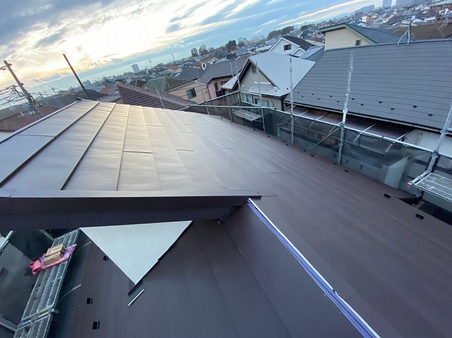 スレート屋根から横暖ルーフを使った屋根カバー工事を行いました！川口市屋根カバー工事　横暖ルーフαｓ　ニチハ　センタールーフ　スレートボロボロ　ガルバリウム鋼板　