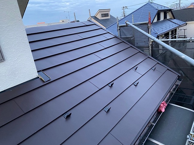 スレート屋根から横暖ルーフを使った屋根カバー工事を行いました！川口市屋根カバー工事　横暖ルーフαｓ　ニチハ　センタールーフ　スレートボロボロ　ガルバリウム鋼板　