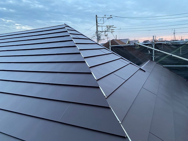 スレート屋根から横暖ルーフを使った屋根カバー工事を行いました！川口市屋根カバー工事　横暖ルーフαｓ　ニチハ　センタールーフ　スレートボロボロ　ガルバリウム鋼板　
