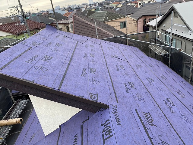 スレート屋根から横暖ルーフを使った屋根カバー工事を行いました！川口市屋根カバー工事　横暖ルーフαｓ　ニチハ　センタールーフ　スレートボロボロ　ガルバリウム鋼板　