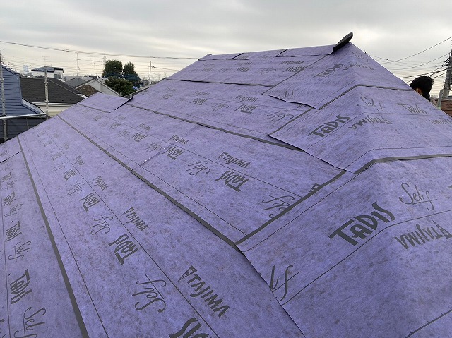 スレート屋根から横暖ルーフを使った屋根カバー工事を行いました！川口市屋根カバー工事　横暖ルーフαｓ　ニチハ　センタールーフ　スレートボロボロ　ガルバリウム鋼板　