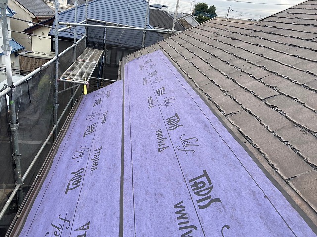 スレート屋根から横暖ルーフを使った屋根カバー工事を行いました！川口市屋根カバー工事　横暖ルーフαｓ　ニチハ　センタールーフ　スレートボロボロ　ガルバリウム鋼板　