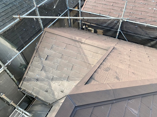 スレート屋根から横暖ルーフを使った屋根カバー工事を行いました！川口市屋根カバー工事　横暖ルーフαｓ　ニチハ　センタールーフ　スレートボロボロ　ガルバリウム鋼板　