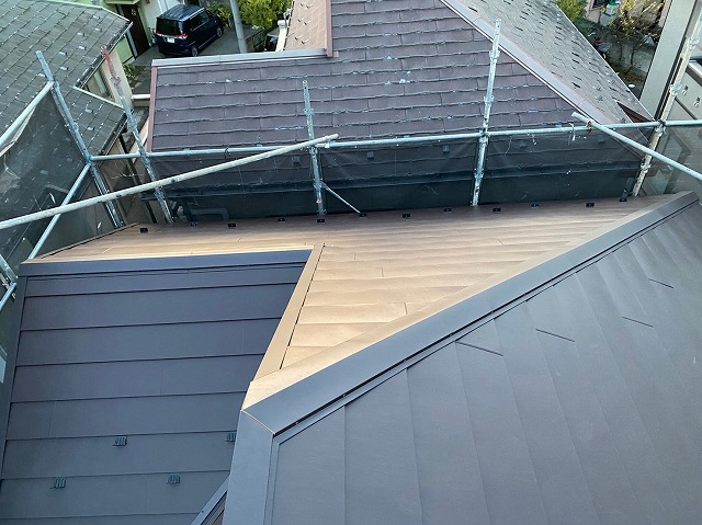 スレート屋根から横暖ルーフを使った屋根カバー工事を行いました！川口市屋根カバー工事　横暖ルーフαｓ　ニチハ　センタールーフ　スレートボロボロ　ガルバリウム鋼板　