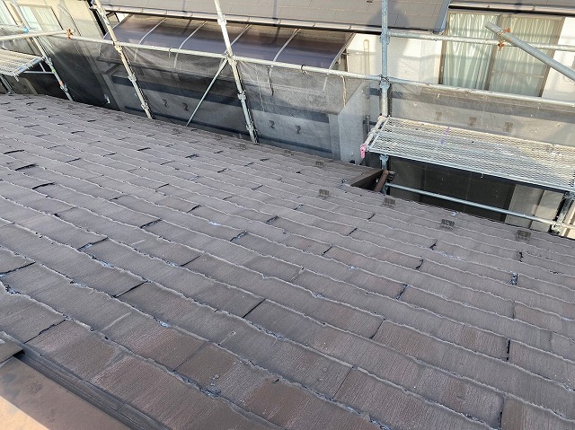 スレート屋根から横暖ルーフを使った屋根カバー工事を行いました！川口市屋根カバー工事　横暖ルーフαｓ　ニチハ　センタールーフ　スレートボロボロ　ガルバリウム鋼板　
