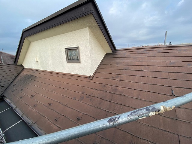 スレート屋根から横暖ルーフを使った屋根カバー工事を行いました！川口市屋根カバー工事　横暖ルーフαｓ　ニチハ　センタールーフ　スレートボロボロ　ガルバリウム鋼板　