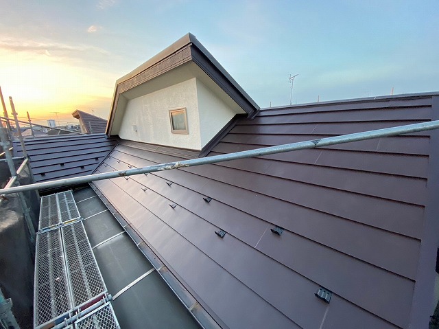 スレート屋根から横暖ルーフを使った屋根カバー工事を行いました！川口市屋根カバー工事　横暖ルーフαｓ　ニチハ　センタールーフ　スレートボロボロ　ガルバリウム鋼板　