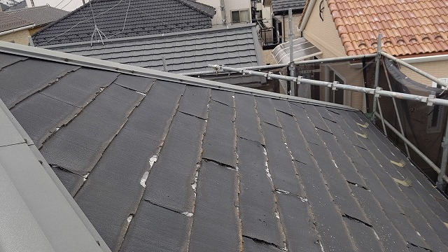 スレート屋根から横暖ルーフを使った屋根カバー工事を行いました！川口市屋根カバー工事　横暖ルーフαｓ　ニチハ　センタールーフ　スレートボロボロ　ガルバリウム鋼板　