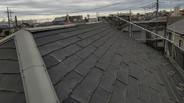 スレート屋根から横暖ルーフを使った屋根カバー工事を行いました！川口市屋根カバー工事　横暖ルーフαｓ　ニチハ　センタールーフ　スレートボロボロ　ガルバリウム鋼板　