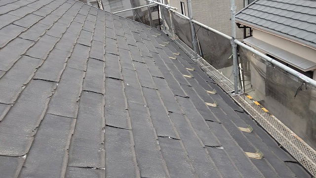 スレート屋根から横暖ルーフを使った屋根カバー工事を行いました！川口市屋根カバー工事　横暖ルーフαｓ　ニチハ　センタールーフ　スレートボロボロ　ガルバリウム鋼板　