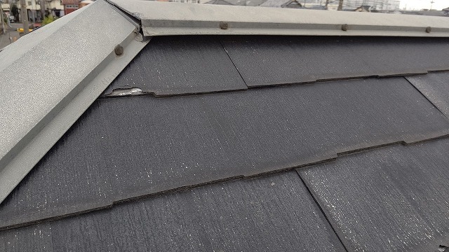 スレート屋根から横暖ルーフを使った屋根カバー工事を行いました！川口市屋根カバー工事　横暖ルーフαｓ　ニチハ　センタールーフ　スレートボロボロ　ガルバリウム鋼板　