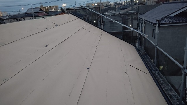 スレート屋根から横暖ルーフを使った屋根カバー工事を行いました！川口市屋根カバー工事　横暖ルーフαｓ　ニチハ　センタールーフ　スレートボロボロ　ガルバリウム鋼板　