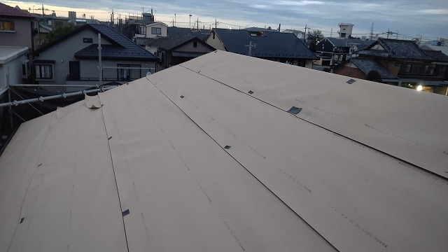 スレート屋根から横暖ルーフを使った屋根カバー工事を行いました！川口市屋根カバー工事　横暖ルーフαｓ　ニチハ　センタールーフ　スレートボロボロ　ガルバリウム鋼板　