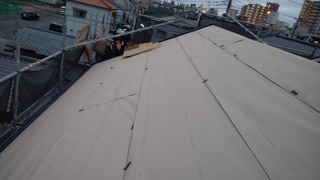 スレート屋根から横暖ルーフを使った屋根カバー工事を行いました！川口市屋根カバー工事　横暖ルーフαｓ　ニチハ　センタールーフ　スレートボロボロ　ガルバリウム鋼板　