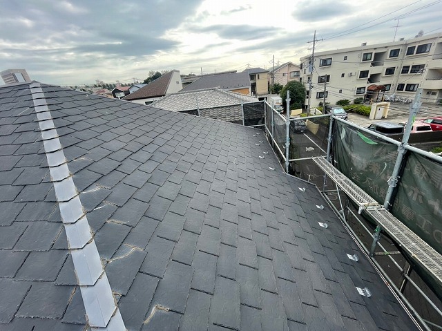 スレート屋根から横暖ルーフを使った屋根カバー工事を行いました！川口市屋根カバー工事　横暖ルーフαｓ　ニチハ　センタールーフ　スレートボロボロ　ガルバリウム鋼板　