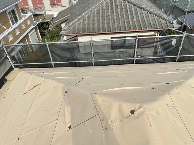 スレート屋根から横暖ルーフを使った屋根カバー工事を行いました！川口市屋根カバー工事　横暖ルーフαｓ　ニチハ　センタールーフ　スレートボロボロ　ガルバリウム鋼板　
