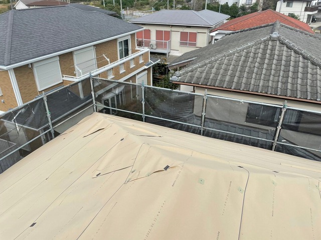スレート屋根から横暖ルーフを使った屋根カバー工事を行いました！川口市屋根カバー工事　横暖ルーフαｓ　ニチハ　センタールーフ　スレートボロボロ　ガルバリウム鋼板　