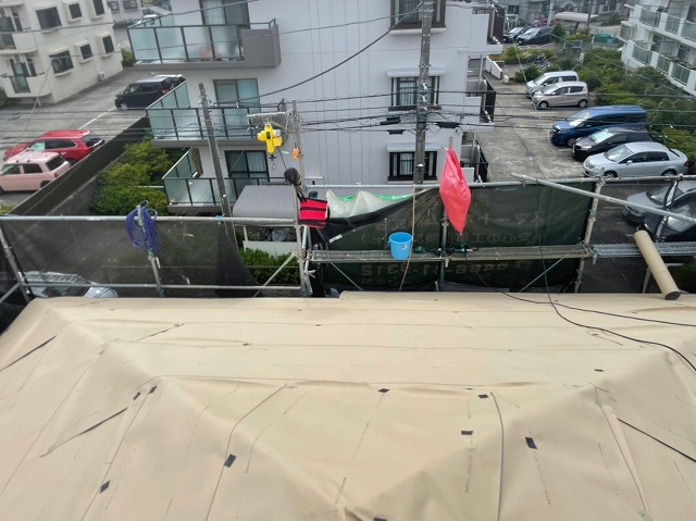 スレート屋根から横暖ルーフを使った屋根カバー工事を行いました！川口市屋根カバー工事　横暖ルーフαｓ　ニチハ　センタールーフ　スレートボロボロ　ガルバリウム鋼板　