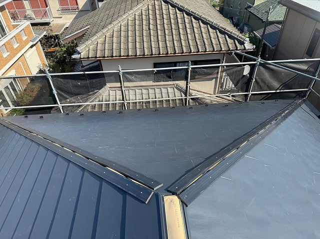 スレート屋根から横暖ルーフを使った屋根カバー工事を行いました！川口市屋根カバー工事　横暖ルーフαｓ　ニチハ　センタールーフ　スレートボロボロ　ガルバリウム鋼板　