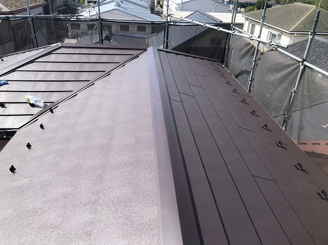 横暖ルーフαｓ　バズルーフ　カツキ板金　寄棟　屋根葺き替え　カバー工法