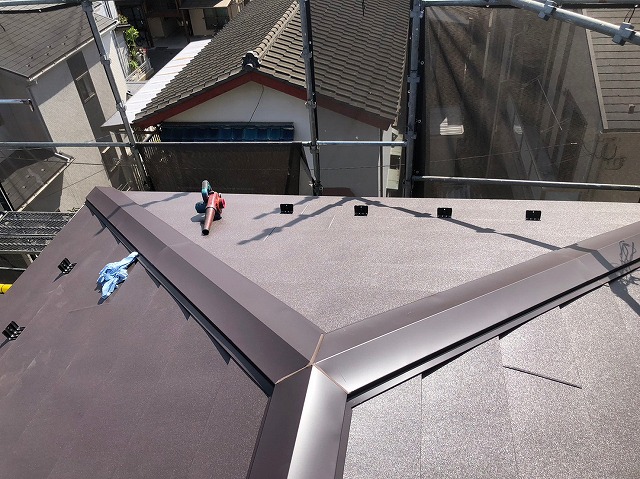 横暖ルーフαｓ　バズルーフ　カツキ板金　寄棟　屋根葺き替え　カバー工法