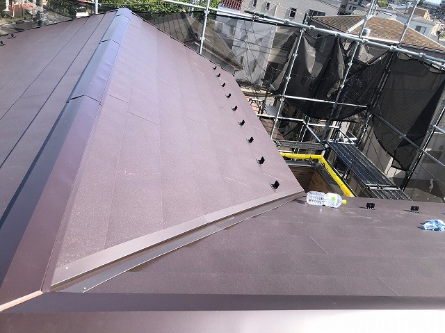 横暖ルーフαｓ　バズルーフ　カツキ板金　寄棟　屋根葺き替え　カバー工法