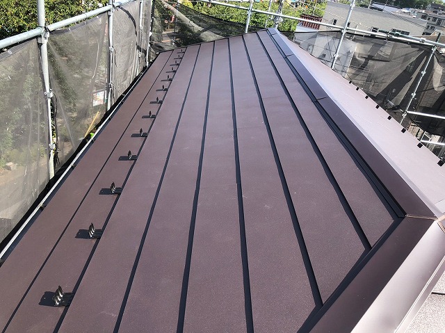 横暖ルーフαｓ　バズルーフ　カツキ板金　寄棟　屋根葺き替え　カバー工法
