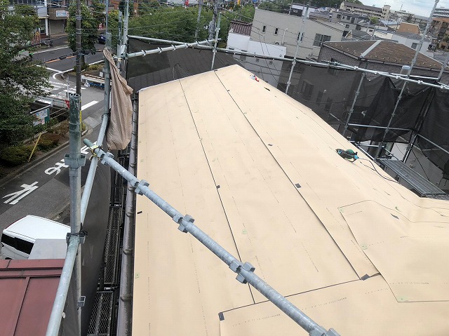 横暖ルーフαｓ　バズルーフ　カツキ板金　寄棟　屋根葺き替え　カバー工法